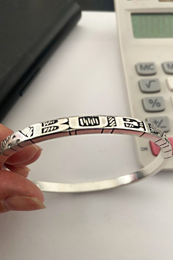 pulsera con grabado personalizado