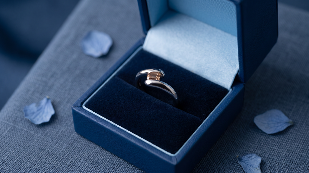 el anillo Ann Fancy destaca entre los anillos de pedida con diamantes de colores